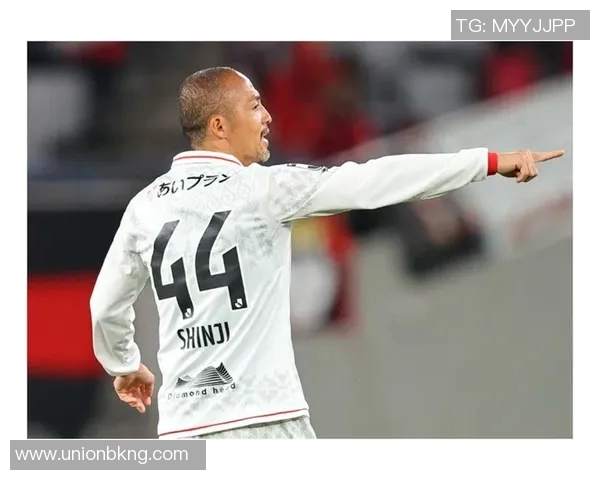 水怪传奇：从草根球员到足球世界的怪物崛起之路