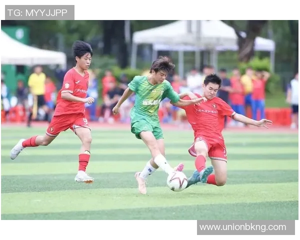 辫子球星的足球风采与个人特色展现激情四射的赛场风云